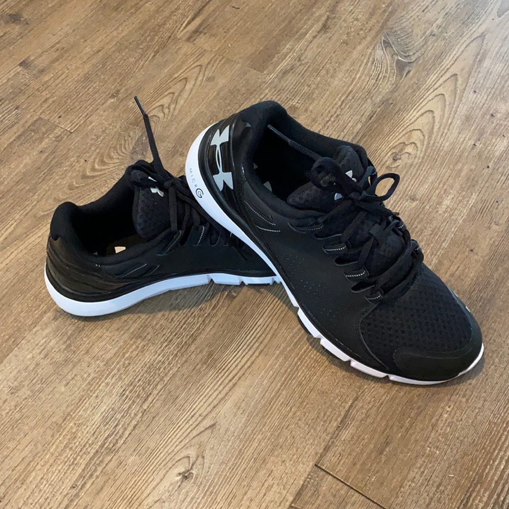 Men’s Under Armour tennis shoes - size 11